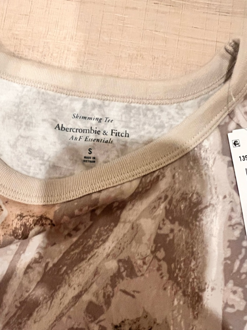 Abercrombie essential body skimming tee camo NWT - Picture 3 of 4
